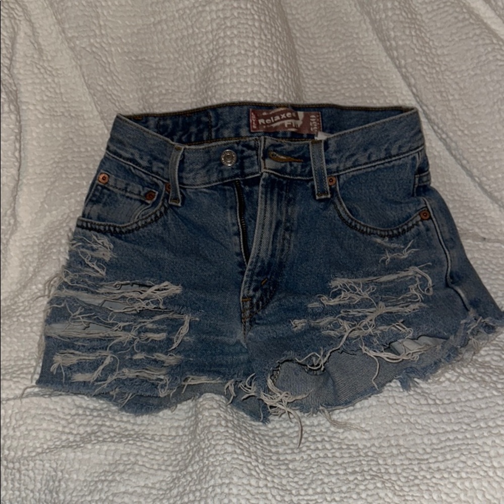 distressed levi jean shorts